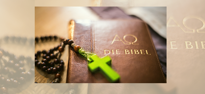 Herder Bibel mit Rosenkranz und grünem Kreuz